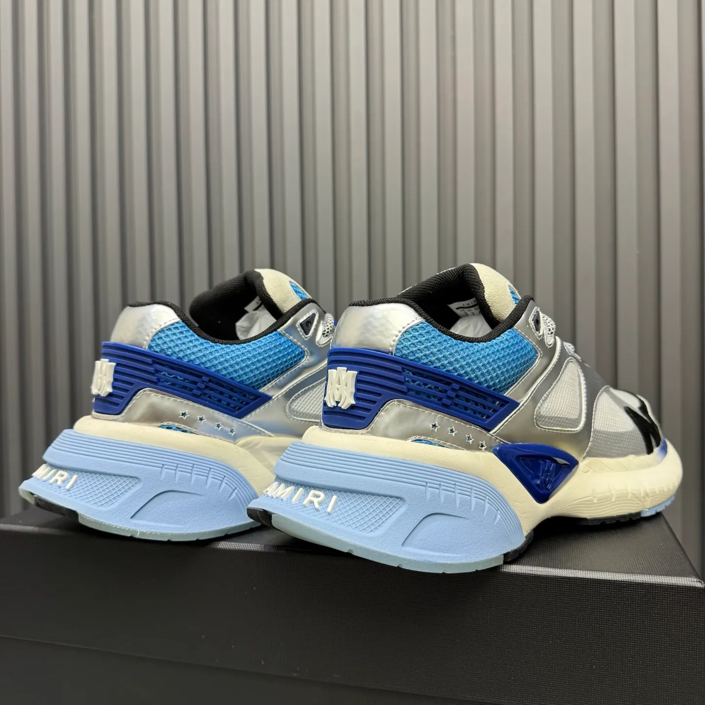 [AMIRI Amir] P: 760💰Size for couples: Female 35-40; Male 39-44; (Customized at 45.46) AMIRI Amir New Autumn and Winter Products New Autumn Latest Catwalk Couple Color Block Bread Casual Sports Shoes Series 〰 Casual fashion style full of details New generation of bone shoes popular classic upgrades Super comfortable and super popular! AUTRY is an exclusive version of AUTRY couple casual shoes from a high street brand in Los Angeles. Many celebrity Internet celebrities have the same style. Chinese new rapper Xiaobai Gali, Wang Yibo, Yang Mi and other Internet celebrity bloggers are competing for their feet. The three-dimensional molded metal logo on the side of the AJ1 shoe is on par with Nike's popular Fog. The heroic value instantly has a bit of punk rock flavor, all showing fashion sense and street style... ▪ Upper: original custom-made cowhide + original custom-made breathable mesh ▪Inner lining: original customized breathable mesh ▪Outsole: original molded two-color TPU rubber combination outsole.